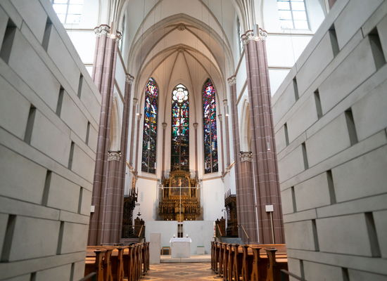 Grabeskirche St., Josef in Viersen, Altar und Liturgiebereich