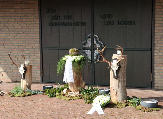Trauerfeierdekoration Wald vor der Kapelle