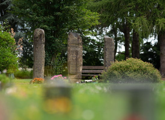 Friedhof Neersen, Stelen der teilanonymen Grabstätten